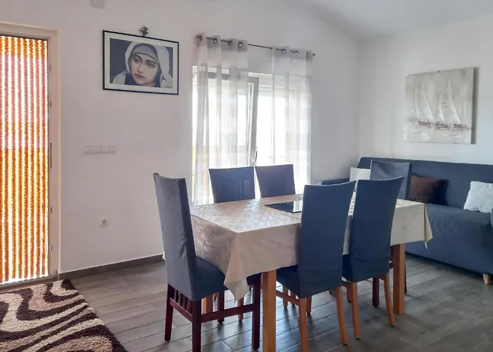 3 Bedroom Beautiful In Διαμέρισμα Maslenica
